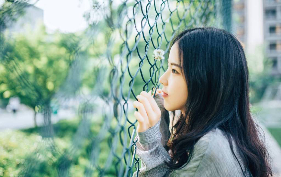 生活的真谛在于宽恕与忘记：宽恕那些值得的人，忘记那些不值得的人。